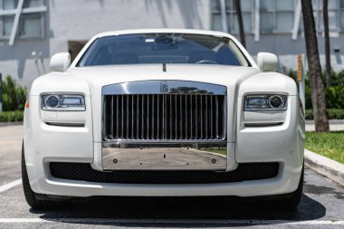 Miami, Florida, ABD - 21 Nisan 2025: Rolls Royce Ghost 2013 Sedan Car. Lüks sedan araba Rolls Royce Ghost. Araba Rolls Royce Ghost dışarı park etmiş. Beyaz sedan araba, ön manzara..