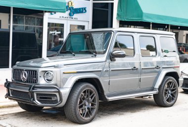 Miami, Florida, ABD - 16 Aralık 2024 Mercedes Benz G sınıfı gri araba. Lüks araba Mercedes Benz G tipi. Açık havada park etmiş gri Mercedes Benz. Mercedes Benz G, yan görünüm.