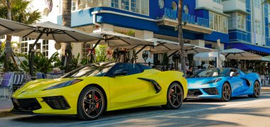 Miami, Florida, ABD - 23 Kasım 2024: lüks araba Chevy Corvette. Araba sarı mavi Chevy Corvette açık havada. Chevrolet Corvette, yan görüş. 2020 Chevrolet Corvette Chevy spor araba sarı ve mavi.