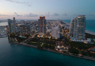 Lüks gökdelenleri ve okyanusları olan Miami şehri. Miamis 'in ünlü ufuk çizgisinin panoramik görüntüsü. Yukarıdan Miami Sahili. Miami silueti tepeden. Miami, Florida 'nın havadan manzarası