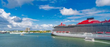 Miami, Florida, ABD - 3 Kasım 2024: Virgin Voyages yolcu gemisi yolculuğu. Yaz tatilinde gemi turu. Bakire Yolculukları hattı. Gemi turu ve deniz seyahati. Gemi Miami sahil limanından ayrılıyor..