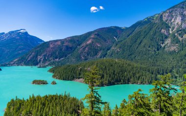 Dağ tepesi ve Diablo gölü manzarası. Doğa manzarası. Kuzey Cascades Ulusal Parkı 'ndaki Diablo Gölü. Göl manzaralı doğa manzaralı. Dağ manzaralı Diablo gölü. Diablo vahşi doğası.