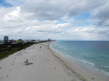 Miami Plajı. Miami Beach City tepeden. Yukarıdan Güney Sahili. Sahil şeridinin insansız hava aracı. Miami kıyılarında gökdelenler var. Miamis görünümünün havadan şehir manzarası