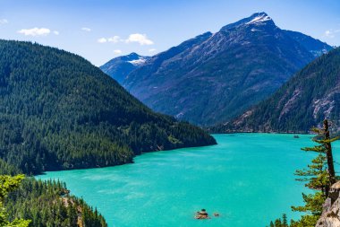 Dağ manzaralı Diablo gölü. Dağ tepesi ve Diablo gölü manzarası. Doğa manzarası. Kuzey Cascades Ulusal Parkı 'ndaki Diablo Gölü. Diablo Gölü 'nün manzarası.