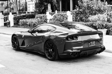 Miami Beach, Florida USA - 9 Haziran 2024: 2019 Ferrari Portofino 812 Miami plajında süper hızlı kırmızı. Ferrari lüks İtalyan markasıdır.