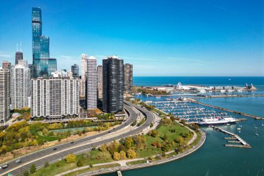 Gökdelen manzarası. Chicago şehir marinası. Chicago şehir merkezi ve marina silueti. Sonbahar şehri manzarası. Sonbahar şehri parkı olan şehir manzarası. Chicago şehir manzarası gökyüzü mimarisi. Marina Şehri.