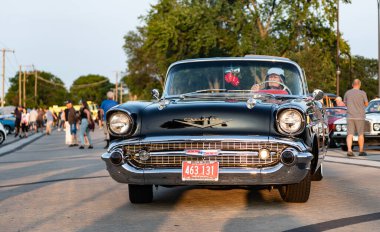 Park Ridge, Illinois, ABD - 22 Ağustos 2024: 1957 Chevy Bel Air üstü açık eski araba. Chevrolet Bel Air 'in siyah arabası. Chevy Bel Air. Otomobil fuarında park etmiş siyah bir araba..
