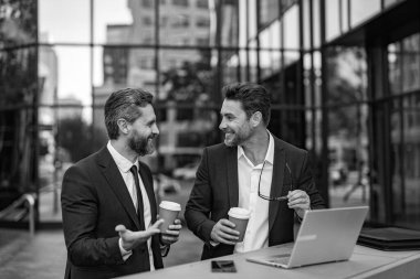 Yatırım planlama. İş adamları. Borsa ticareti. İşadamları çevrimiçi ticaret yapıyor. Araştırma ve finans. İşadamı yatırımcılar dizüstü bilgisayarla borsa ticaretini inceliyor. İş ekibi.