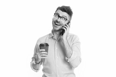 İş iletişimi. Adam iş konuşuyor. Telefon var. İş adamı iletişim için telefonu kullanıyor. Kahveli bir iş adamı beyazın üstüne izole edilmiş. Kahve molası. İkna edici sunumlar.