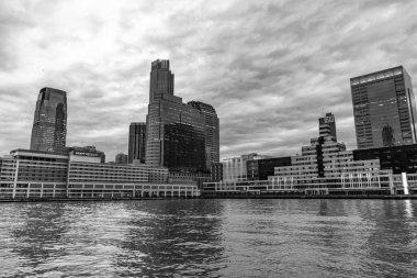 New York, Jersey City, ABD - 21 Aralık 2023: Hyatt Regency Jersey Şehri Hudson 'da gökdeleni ve gökdeleniyle birlikte. Modern mimari.