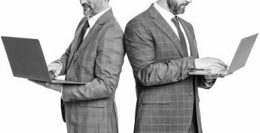 İş çevrimiçi. Dizüstü bilgisayarda çalışan serbest çalışan adamlar. Dizüstü bilgisayarı olan iş adamları beyazda izole edilmiş. Uzaktan kumanda. İşadamları e-postayı kontrol ediyor. İşadamları merkez büroda serbest çalışıyor. Uzak iletişim.