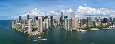 Miami 'de Brickell' in hava manzarası. Güneşli bir günde Miami 'nin göbeğinde. Miami Sahili ve Brickell 'in manzarası. Brickell 'in ünlü simgeleri. Miami şehir merkezi manzarası