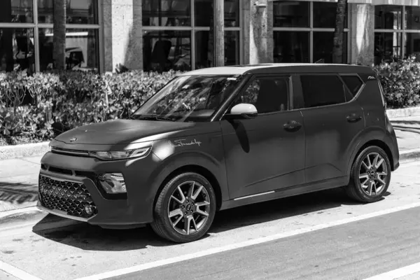 Miami Beach, Florida USA - 5 Haziran 2024 Kia soul red orange in ocean drive Miami Beach. Kia soul gt imzası özel Kore arabasıdır..