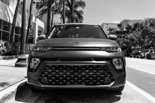 Miami Beach, Florida USA - 5 Haziran 2024 Miami Beach 'te Kia soul Pembesi. Kia soul gt imzası özel Kore arabasıdır..