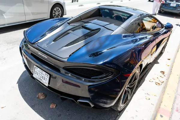 Miami, Florida, ABD - 19 Nisan 2025: siyah spor yara izi, nadir görülen manzara. 2020 McLaren 570 S spor araba. Lüks spor araba McLaren 570 'ler. Araba McLaren 570 dışarıda park halinde..