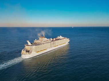 Gemi seyahati. Yaz tatilindeki deniz yolculuğunun havadan görünüşü. Gemi turu ve deniz seyahati. Lüks yolcu gemisi yolculuğunun havadan görünüşü. Gemi Miami sahil limanından ayrılıyor. Miami turu.