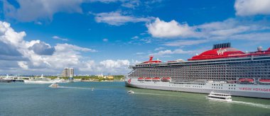 Miami, Florida, ABD - 3 Kasım 2024: Virgin Voyages yolcu gemisi yolculuğu. Yaz tatilinde gemi turu. Bakire Yolculukları hattı. Gemi turu ve deniz seyahati. Gemi Miami sahil limanından ayrılıyor..