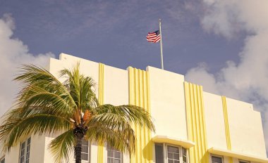 Mimari bina. Art deco. Mimari bölge Art Deco. Miami sahilinin modern binası. Okyanus yolculuğu. Ocean Drive Florida 'daki Miami Plajı. ABD bayrağı Art Deco mimarisi üzerine.