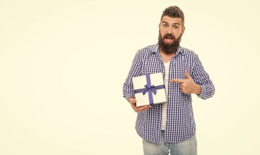 Sakallı adam Sevgililer Günü için hediye kutusunu tutuyor. Sevgililer günün kutlu olsun. Erkekler günü. Beyazlar üzerinde izole edilmiş yetenekli bir adam. Randevu için romantik bir hediye. Erkekler günü için hediye. 14 Şubat 'taki adam. İşaret parmağı.