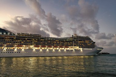 Yaz tatilinde Majestic yolcu gemisi. Gemi seyahati ve deniz seyahati. Aydınlatılmış lüks yolcu gemisi manzarası. Gece limanında gemi. Lüks deniz tatili. Gemi seyahati. Ruh hali ve titreşimler.