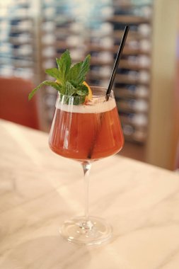Kokteyl içeceği. Barda Aperatif. Yaz tazeleyici kokteyl. Alkol içiyorum. Bir bardak kokteyl aperatifi. Yaz içeceği. Barda kokteyl. Limonata bardakta..
