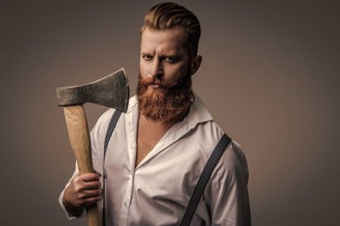 Gri askılı, elinde balta tutan, klasik askılı, vahşi sakallı adam..
