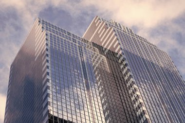 Şehir mimarisi. Modern ofis binasının mimarisi. Perspektif şehir gökdeleni. İş gökdeleni binası. İş alanında mimari bir bina. Cam gökdelen. Mimarlık biçimi.
