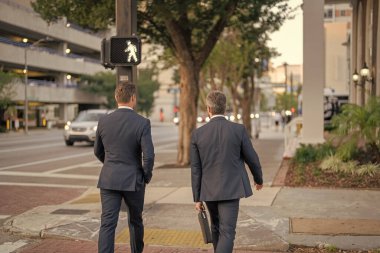 New York 'ta bir meslektaşım. Başarı. Takım elbiseli işadamları dışarı çıkar. Başarıya doğru yürü. Kendine güvenen işadamları şehirde yürüyor. Karşıdan karşıya geçen iş adamları. İki iş adamının yürüyüşü.