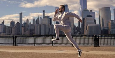 New York 'ta koşan sporcu. Spor rutini. Sporcu dışarıda koşuyor. Spor koşusu sabah egzersizi. Manhattan 'da koşucu eğitimi. Reklam..