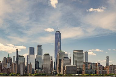 New York, Birleşik Devletler. Aşağı Manhattan silueti. New York, Manhattan 'ın ortasındaki New York şehrinin manzarası. NYC, ABD, Manhattan. New Jersey 'den New York. Manhattan şehir merkezi..