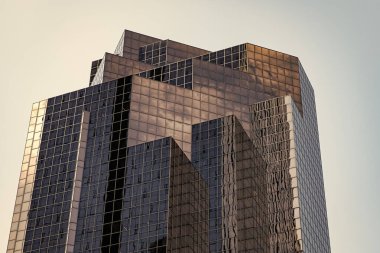 Gökdelen mimarisi. İş gökdeleninde. Modern cam bina. Şehir merkezindeki gökdelen. Şehir merkezinde gökdelenli. İş bölgesindeki ofis binası. Şekil Tasarımı.