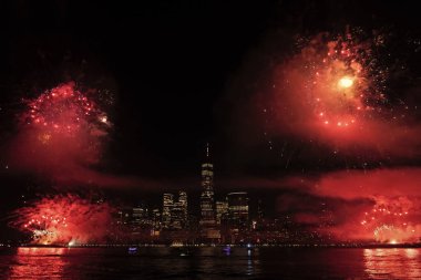 New York Manhattan havai fişekleri arifesinde. Manhattan 'da havai fişekler. New York 4 Temmuz Havai fişekleri. Flashing Fireworks ile New York City Skyline Manhattan. Bağımsızlık Günü