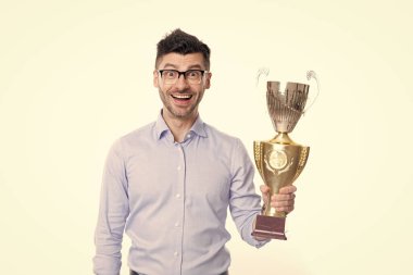 İş başarısı. İş adamı. Beyazlar arasında başarılı bir toplantı. Gözlüklü başarılı bir iş adamı şampiyonluk kupasını tutuyor. İş ödülü başarısı. İşadamı kazandı. Piyasa nüfuzu.