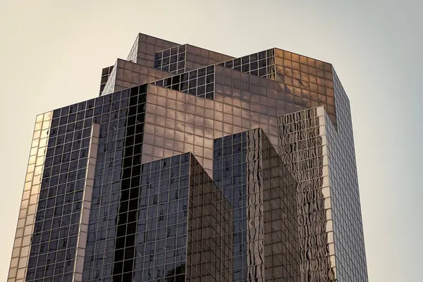 Gökdelen mimarisi. İş gökdeleninde. Modern cam bina. Şehir merkezindeki gökdelen. Şehir merkezinde gökdelenli. İş bölgesindeki ofis binası. Şekil Tasarımı.