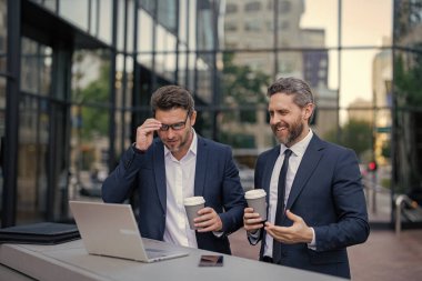 Yatırımcılar online olarak borsa analizi yapıyor..