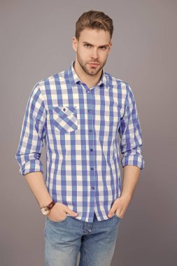 Şık bir erkek portresi. Sıradan bir adam. Adamın şık bir saç kesimi var. Moda saç stili olan bir adam. Sıradan bir erkek portresi. Milenyum portresi. Genç milenyum adamı Griler 'de izole edilmiş. Temel gardırop.