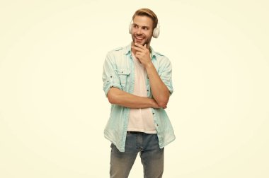 Müzik kulaklıklarıyla ses dinleyen adam. Beyaz tenli bir adam izole edilmiş. Öğrenci çocuk, sesi dinle. Milenyum adamı kulaklıkla müzik dinler. Müziği. Z jenerasyonu yaşam tarzı. Elektronik aygıt.