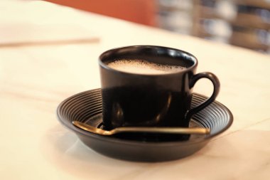 Kahve fincanı sabah molada içmek için kafede servis edilir, kapuçino..