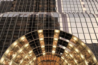 Cam dış ve geometrik mimari şekilli modern işletme mimarisi.