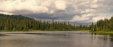 Dağ manzaralı bir göl. Dağ manzarası ve göl ormanı. Doğa manzarası. Manzaralı göl. Popüler yürüyüş gölü manzarası. Dağ ormanları. Yeşil orman. Geniş ufuk.