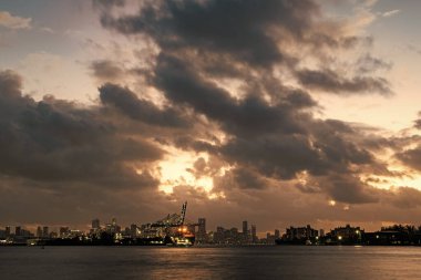 Havadan Miami gökdeleni. Miami plajı ve şehir manzarası. Lüks bir yaşam tarzı. Şehir manzarası dramatik bir manzara. Florida Panoraması. Miami 'nin gökdelen mimarisi. Miami Güney Sahili Gece manzarası.
