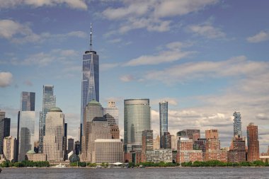 Hudson River, New York 'tan Manhattan manzarası. ABD, New York, Manhattan. Aşağı Manhattan silueti. New York, Birleşik Devletler. Manhattan 'da New York şehrinin silüeti.