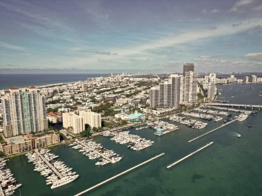Yaz tatili. Lüks Güney Sahili marinası. Lüks bir yat. Miami güney sahili manzaralı. Yat kulübü. Marina Miami, Florida 'da. Biscayne Körfezi. Lüks yatı olan Miami marinası. Deniz titreşimleri.