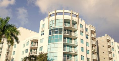 Yeni modern dış ve balkona sahip mimari yapı mimari tasarıma sahip..