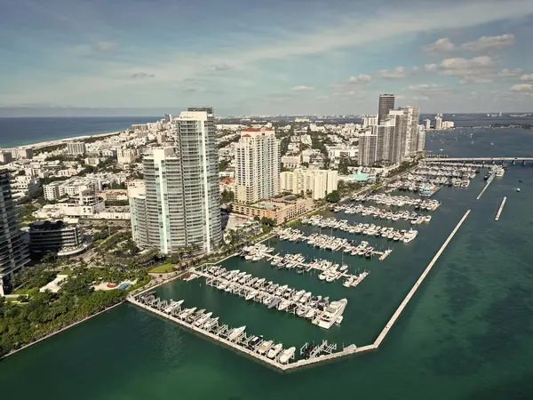 Lüks yatı olan Miami marinası. Yaz tatili. Lüks Güney Sahili marinası. Lüks bir yat. Miami güney sahili manzaralı. Yat kulübü. Marina Miami, Florida 'da. Biscayne Körfezi. Kenetlenmiş gemiler.