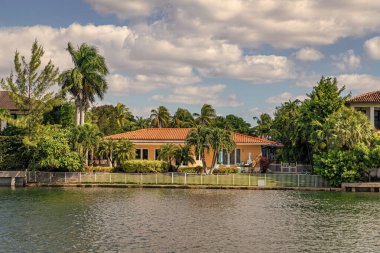 Rıhtım manzaralı bir ev. Yazın tatil binası. Lüks liman evi. Otel binası. Konut mimarisi. Modern bina. Şehir merkezindeki rıhtımda bir apartman dairesi..