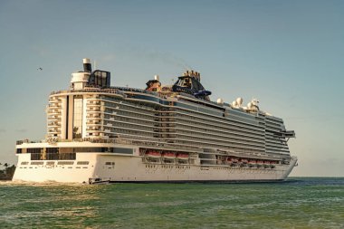 Tatilde denize açılan yolcu gemisinin görüntüsü. Gemi seyahati ve deniz seyahati. Kocaman bir yolcu gemisi. Gemi Miami sahil limanından ayrılıyor. Gemi seyahati.