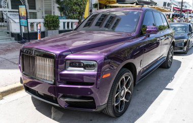 Miami, Florida, ABD - 19 Nisan 2025 Rolls Royce Cullinan SUV arabası. Lüks SUV Rolls Royce Cullinan. Araba Rolls Royce Cullinan dışarı park etmiş. Mor araba, köşe manzaralı..