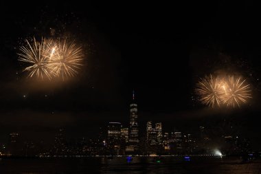 New York Manhattan havai fişekleri arifesinde. Manhattan 'da havai fişekler. New York 4 Temmuz Havai fişekleri. Flashing Fireworks ile New York City Skyline Manhattan. Bağımsızlık Günü