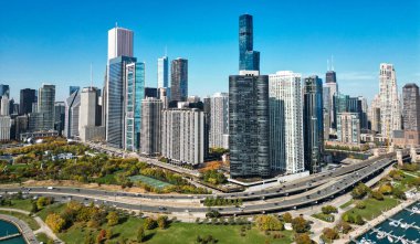 Sonbahar şehri parkı olan şehir manzarası. Chicago şehir manzarası gökyüzü mimarisi. Gökdelen manzarası. Chicago şehir manzarası. Chicago şehir merkezi parkı ve ufuk çizgisi. Autumn City Park manzarası. İş bölgesi.